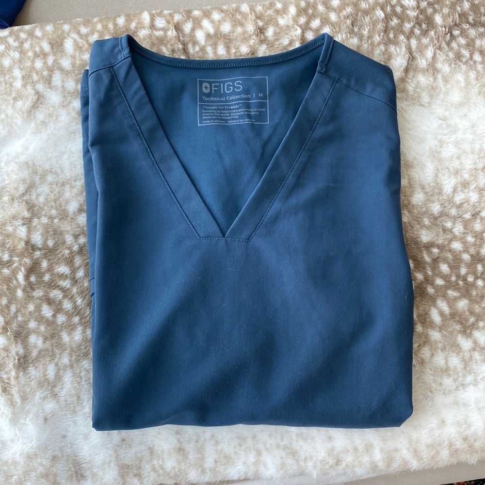 FIGS Casma three pocket scrub top